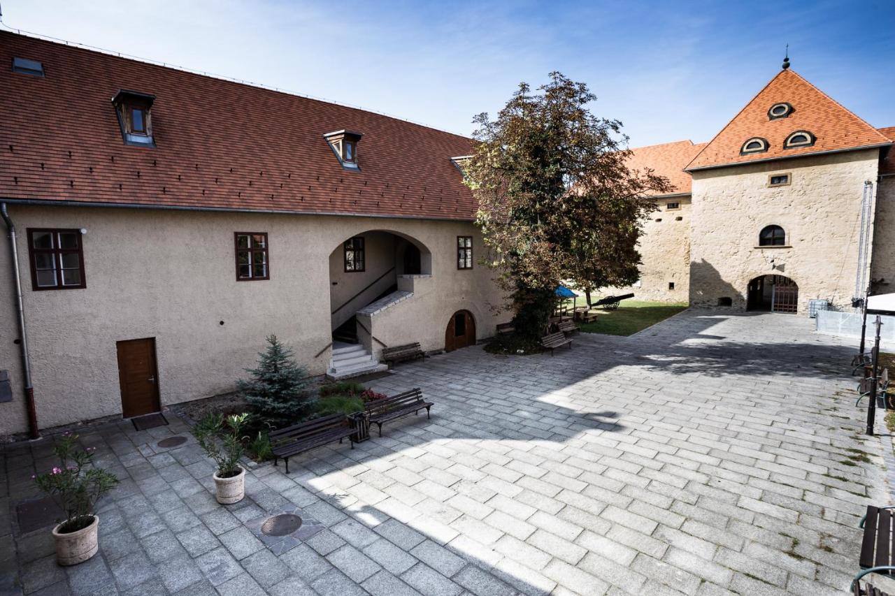 Huszarvar Hotel Kastelyszallo Szerencs Exterior photo